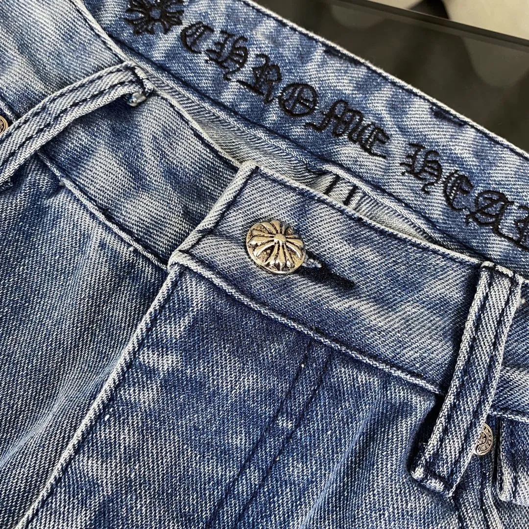🅿️340 Chrome hearts new city-limited flame blue jeans Chrome hearts city-limited jeans Hardware customization Original development vintage levis American-made 501 black and gray base version Levi's American-made 501 base version Imported sheepskin 925 silver remake [Top heavy industry fashionable design] Consistently made in high street luxury style. Speaking of this style, the Zangyin family and GU family are definitely the leading representative brands. Especially the Zangyin family has really achieved a state-of-the-art effect in creating high street style. The unique washed material is used to create this style. The color system is quite eye-catching. It is decorated with patchwork cross flowers, which cleverly highlights the charm of the brand. Secondly, this style uses classic The high-waist cutting design highlights the long legs and fashionable temperament of the upper body. The brand is highly recognizable and the slim fit configuration is more suitable for daily wear. It is a product that interprets personality, fashion, and specifications at a glance. This single product is enough to make any fan excited. It can be a white T-shirt for youthful preppy style, or a tight suspender for lady style. It has strong matching ability and can be easily controlled by men.  [Material and craftsmanship] Needless to say, this point goes without saying. As an excellent craftsman brand, Zangyin has really perfect requirements for details and craftsmanship. The washed color of this model has gone through so many processes, not to mention the embellishment of the denim appliqués. It is also purely handmade and sewn. Just like what they believe in, only handmade things have soul and have the meaning of wear. A top-notch heavy-duty fashionable denim item, I look forward to your perfect interpretation! !  Color: Blue Size: S M L XL